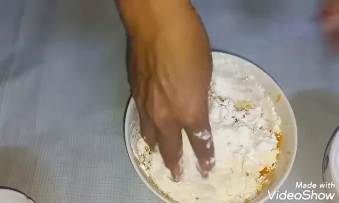 Viên hỗn hợp bí đỏ và bột năng thành từng viên nhỏ.