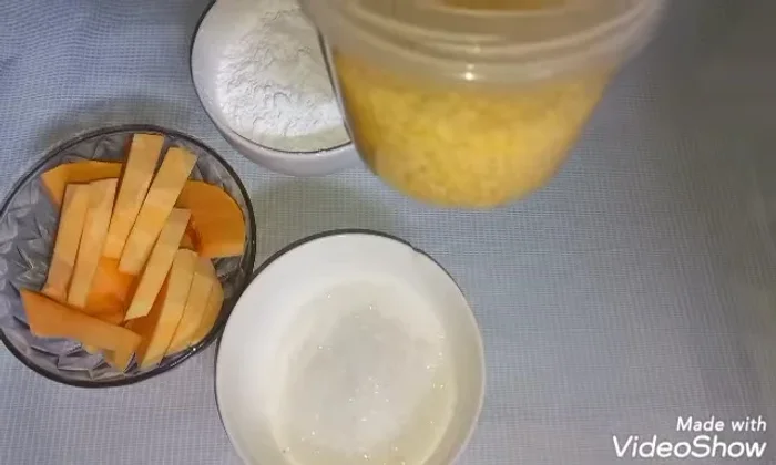 Ngâm đậu xanh đã chọn lọc với nước ấm khoảng 50°C trong 1 tiếng cho nở.