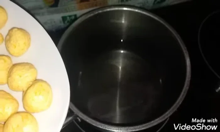 Đun sôi nước trong nồi. Cho viên bí đỏ vào, nấu cho đến khi nổi lên mặt nước là chín.