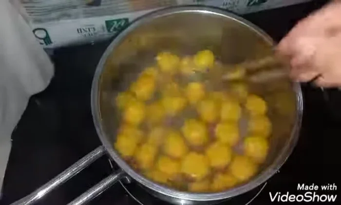 Thêm đường vào nồi chè (100g đường cho 1 lít nước, điều chỉnh tùy theo khẩu vị).