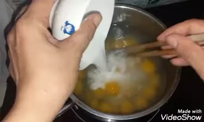 Cho phần bột năng còn lại (10g) vào khuấy đều cho chè sánh lại.