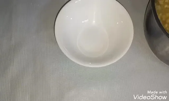 Múc chè ra bát và thưởng thức nóng hoặc lạnh.