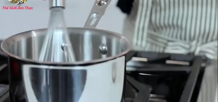 Đun hỗn hợp trên lửa vừa, khuấy liên tục cho đến khi bột gelatin tan hoàn toàn.