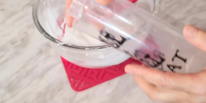 Nếu không có khuôn ép bánh canh, có thể sử dụng chai nhựa mềm, cắt lỗ nhỏ trên nắp chai.