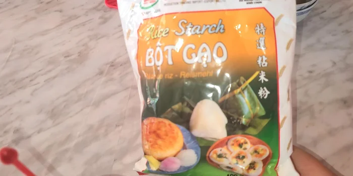 Cách 1 (Bột dai mềm): 2 chén bột gạo lọc, 2 chén nước, 1/2 muỗng cà phê muối, 1 muỗng canh dầu ăn. Khuấy đều cho bột tan, đun nhỏ lửa (số 3-4) đến khi bột sánh lại, nhắc xuống. Cho bột năng từ từ vào, khuấy đều, thêm 1 muỗng canh dầu ăn, dùng máy đánh trứng đánh cho bột mịn, dẻo.