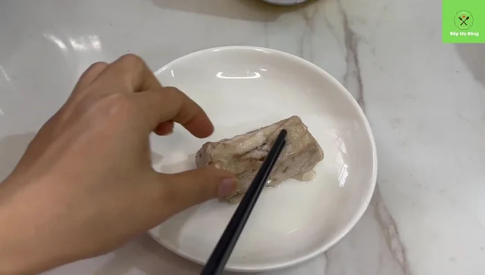 Lấy cá ra, lọc bỏ xương, nếu bé nhỏ chưa ăn thô thì xay nhuyễn.