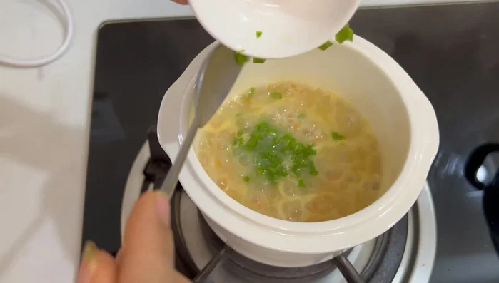 Nêm gia vị (nếu bé trên 1 tuổi). Có thể thêm hành lá (cho bé lớn).