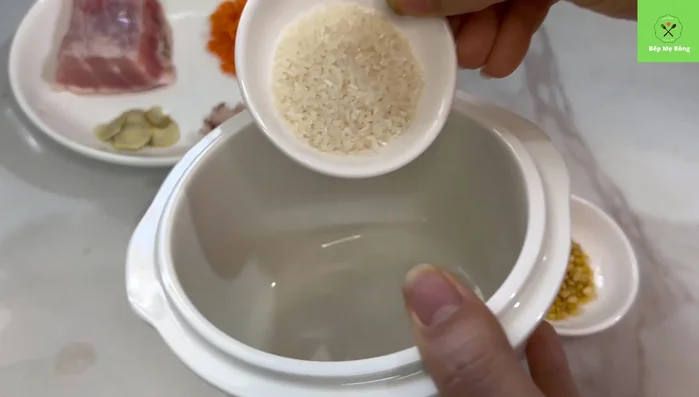Vo gạo và đậu xanh qua nước (tránh vo kỹ làm mất chất dinh dưỡng).