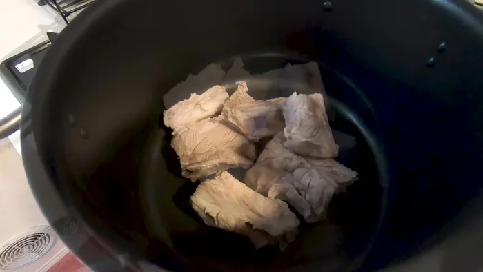 Cho xương vào nồi, thêm khoảng 2 lít nước, bật bếp và đun sôi. Hớt bỏ bọt.