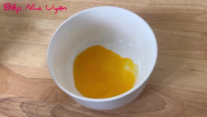 Đánh bông lòng đỏ trứng gà với đường, muối, và bột vani cho đến khi chuyển màu vàng nhạt và bông lên. (224.91)