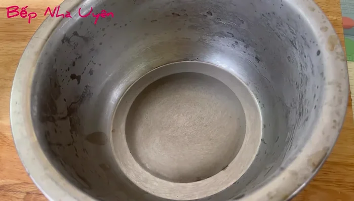 Cho kem béo và sữa đặc vào thố đã làm lạnh, đánh cho hỗn hợp bông lên. (313.36)