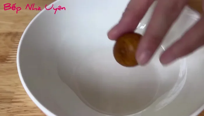 Rửa sạch nhãn, tách riêng phần thịt nhãn và để riêng 20 trái để trang trí. Có thể cho nhãn vào tủ lạnh 1 ngày để dễ tán và giòn hơn. (50.43)