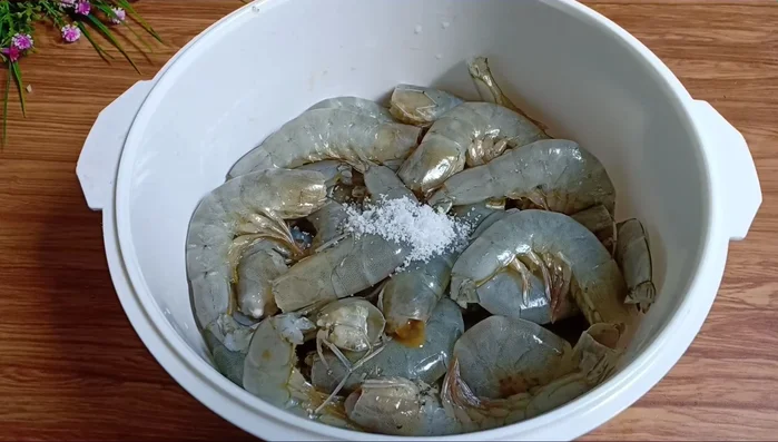 Ướp tôm: Cho tôm vào tô, thêm muối, nước mắm, đường, bột ngọt (hoặc hạt nêm), trộn đều và ướp trong 15 phút.