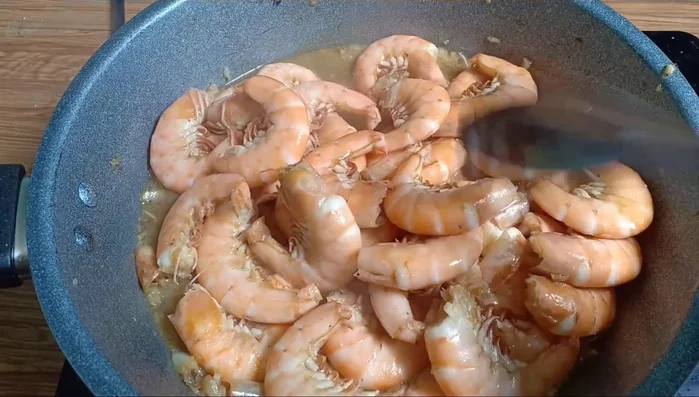 Nêm thêm nước mắm, đường, muối và 2 muỗng canh nước lọc, đảo đều.