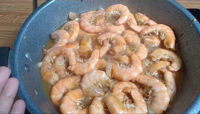 Đun lửa lớn, đảo đều cho đến khi nước sốt sánh lại và tôm chín kẹo.