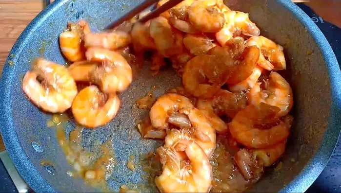 Tắt bếp, cho tôm ra đĩa và thưởng thức.