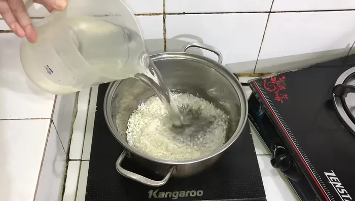 Ninh cháo: Cho gạo vào nồi với 1200ml nước, đun sôi rồi giảm nhỏ lửa, đậy vung.