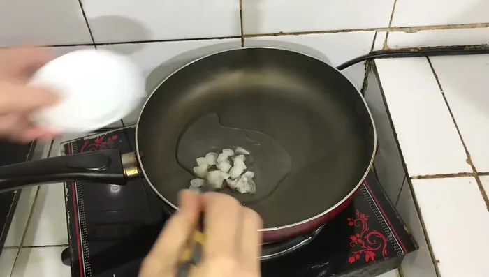 Phi thơm hành khô, sau đó cho chim bồ câu vào xào sơ.