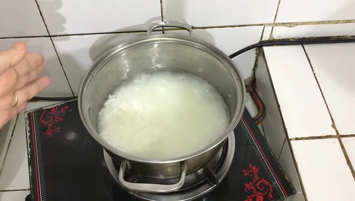 Cho chim bồ câu đã xào vào nồi cháo đang ninh, đun thêm khoảng 7 phút với lửa nhỏ.
