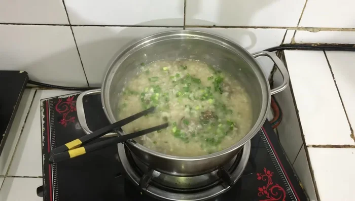 Rắc hành hoa lên trên, tắt bếp.