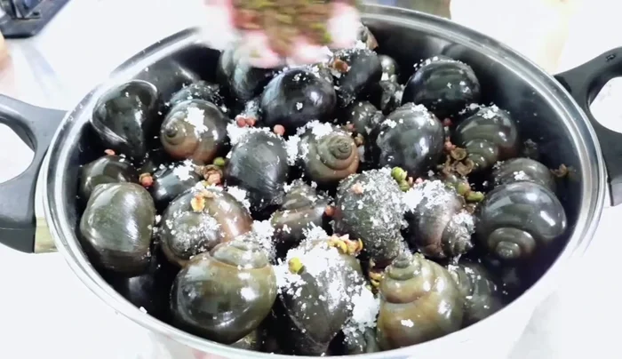 Cho tiêu xanh đã giã nhuyễn vào nồi.