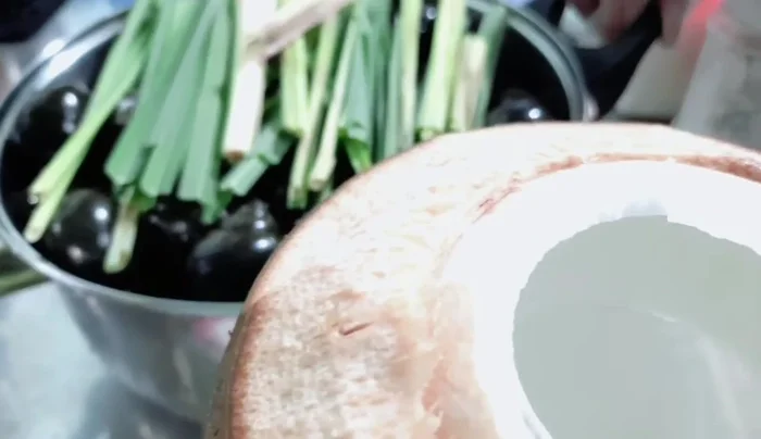 Thêm nước cốt dừa vào nồi.