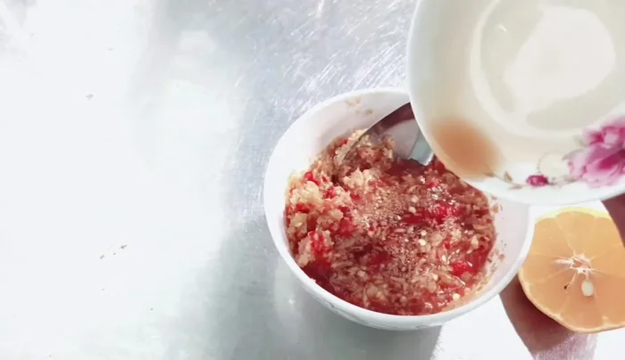 Cho 3 muỗng canh nước mắm vào, trộn đều.