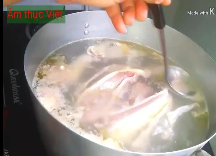 Nấu cháo: Cho gạo vào nồi nước, nấu đến khi cháo nhừ.