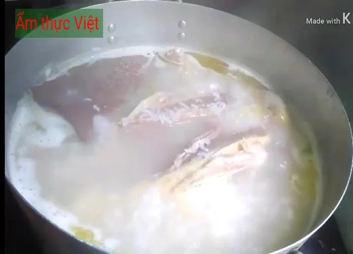 Khi vịt chín, vớt ra để nguội, xé nhỏ.