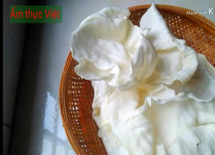 Trộn đều cháo với thịt vịt xé.