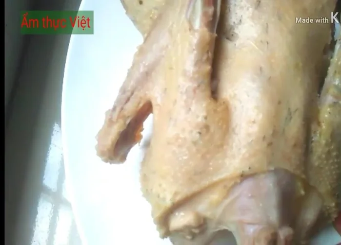 Làm gỏi bắp cải: Bắp cải xé nhỏ, vắt ráo nước. Trộn với nước mắm, tỏi, ớt, rau răm, rau quế.