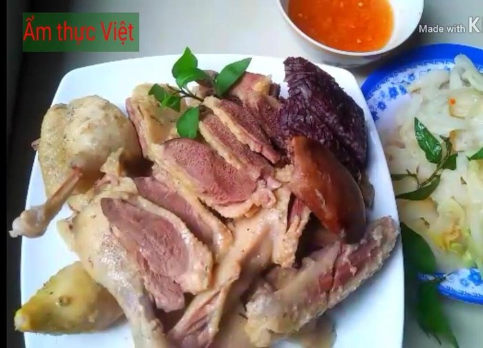 Xếp cháo vịt ra tô, ăn kèm với gỏi bắp cải.