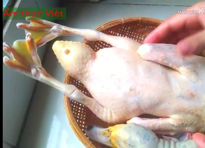 Chuẩn bị nguyên liệu: làm sạch vịt xiêm, cắt bỏ chân, đầu.