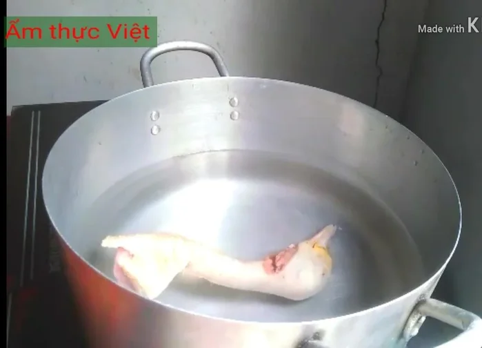 Cho vịt xiêm vào nồi nước, thêm 1 muỗng cà phê muối, luộc chín.