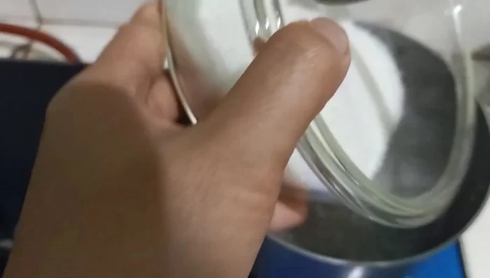Cho hỗn hợp đường và rau câu vào nồi nước đang đun sôi, khuấy đều cho đến khi tan hoàn toàn.
