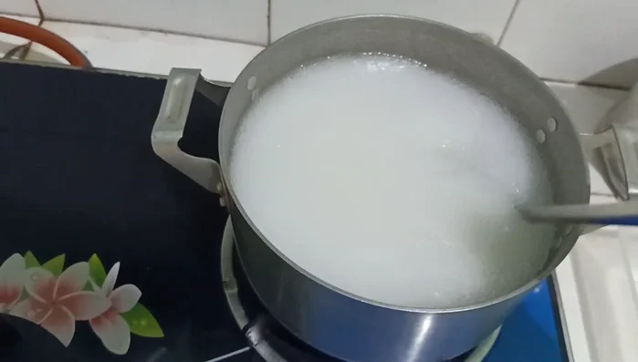 Nấu hỗn hợp rau câu khoảng 5 phút ở lửa vừa.