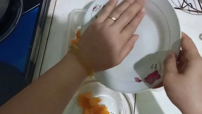 Cho xoài đã cắt vào khay.