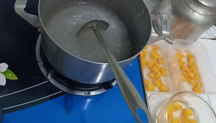 Cho phần xoài xay vào phần nước rau câu còn lại, đun sôi lại.