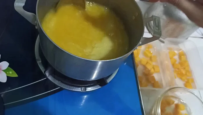 Đổ phần nước rau câu xoài xay lên trên lớp rau câu đã đổ trước đó.