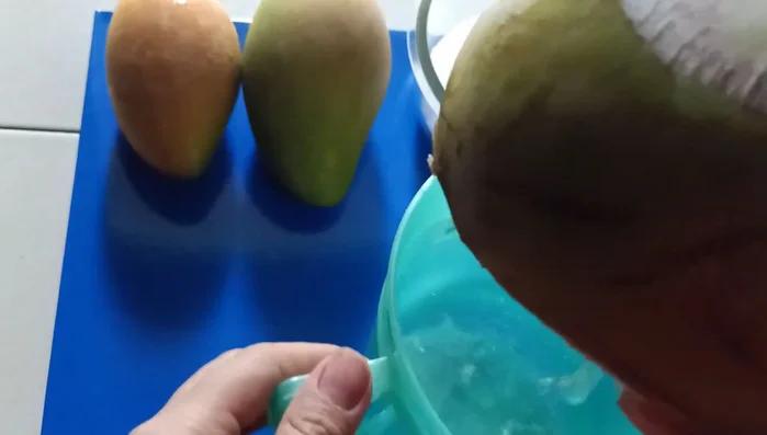 Cho nước dừa tươi ra ca.