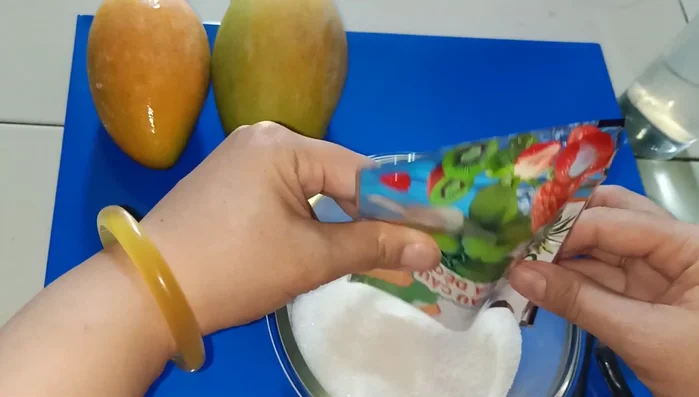 Trộn đều bột rau câu với đường. (Trộn đều để bột không bị vón cục khi nấu)