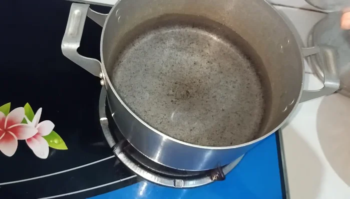 Cho khoảng 700ml nước vào nồi.