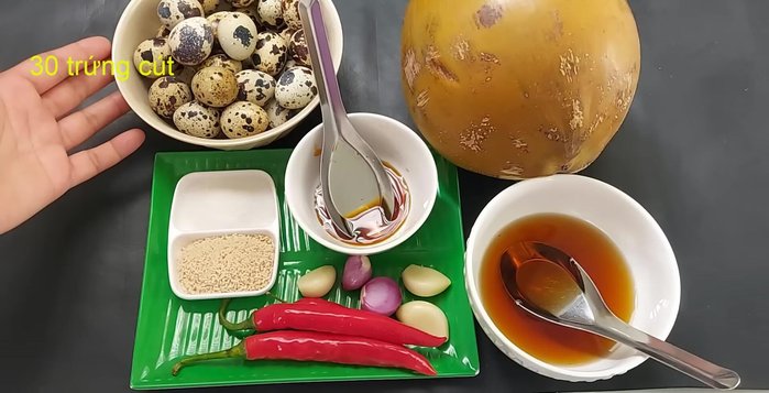 Chuẩn bị nguyên liệu: 30 trứng cút, 1 muỗng canh đường, 1 muỗng canh hạt nêm, 2 trái ớt sừng, 2 trái ớt hiểm (tùy chọn), 3 tép tỏi, 2 củ hành tím nhỏ, 1 muỗng canh nước màu, 5 muỗng canh nước mắm, 1 lít nước dừa (hoặc nước lọc).