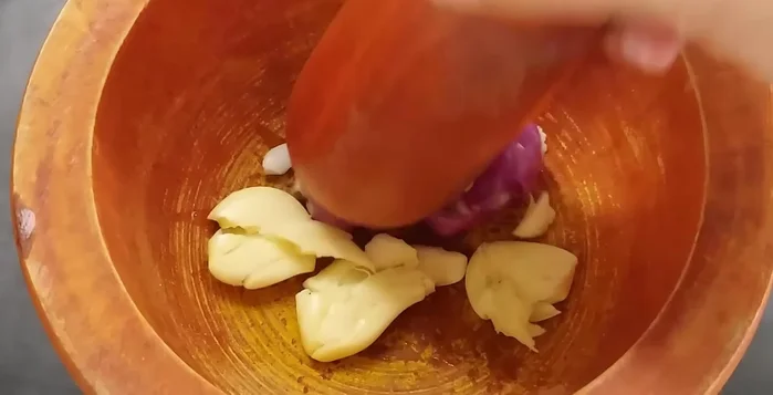 Băm nhỏ hành tím, tỏi, ớt.