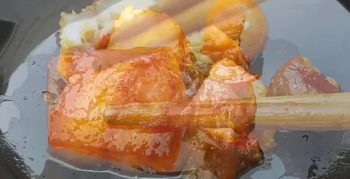 Cắt thịt ba rọi thành miếng nhỏ hơn thịt kho tàu (khoảng một nửa). Rửa sạch.