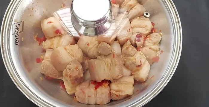 Luộc trứng cút với ít muối cho tới khi chín (khoảng 3 phút), sau đó ngâm vào nước đá lạnh để dễ lột vỏ.