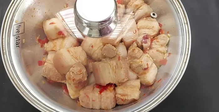 Đun sôi thịt với gia vị đã ướp khoảng 10-20 phút.