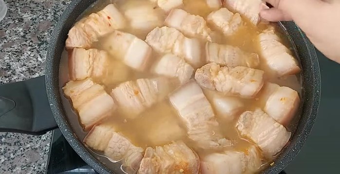 Cho nước dừa vào, đun thêm 15 phút cho thịt mềm.