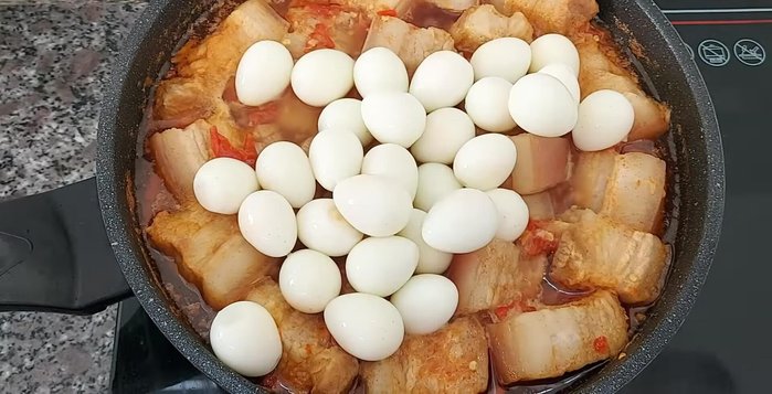Thêm phần nước mắm và hạt nêm còn lại, trứng cút đã lột vỏ và 400ml nước lọc vào. Tiếp tục kho thêm 20 phút cho nước sánh lại.