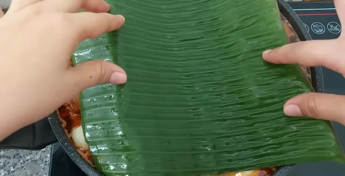 Dùng lá chuối hoặc giấy thấm dầu lót dưới đáy nồi để thịt không bị cháy.